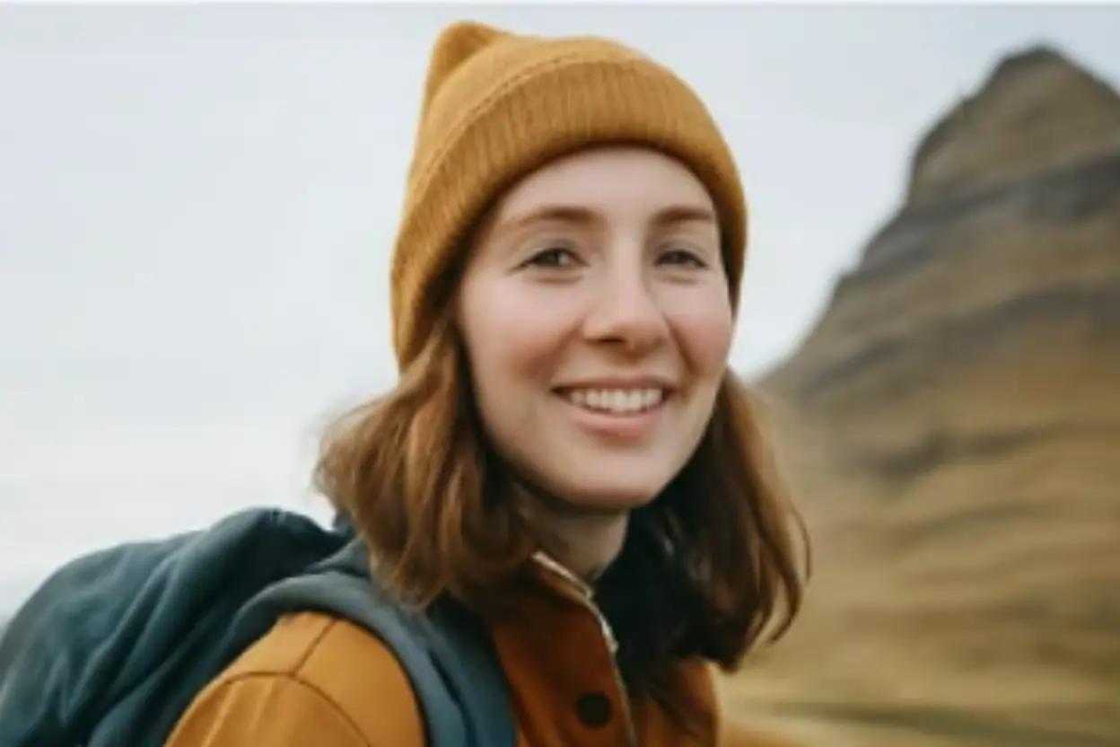 Jeune voyageuse curieuse